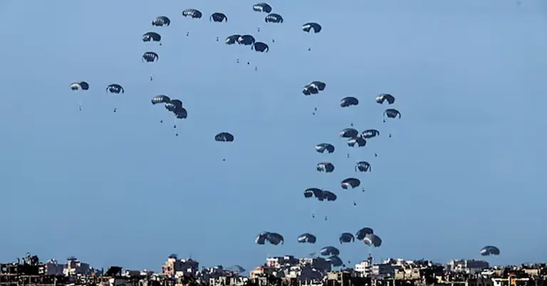 গাজায় আকাশ থেকে ত্রাণ ফেলা হচ্ছে